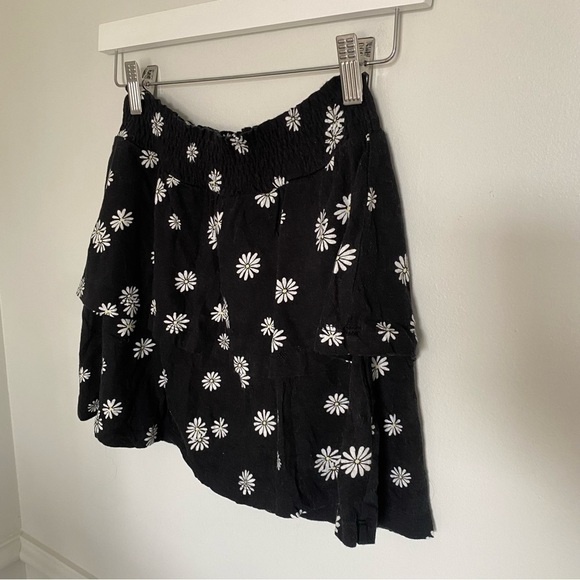 ME to We Daisy Short Black White Skirt Sz XS - Picture 3 of 5